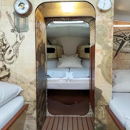 Canarian Pirat Hotel en barco Arrecife (Lanzarote)